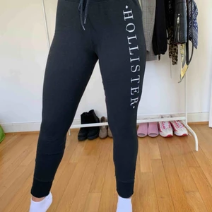  - Jättesköna mjukis från Hollister Co. Passar XS-S, men är egentligen M. Ganska korta, jag är 162cm lång som referens🖤 Kan mötas upp i GBG, köparen står för frakt