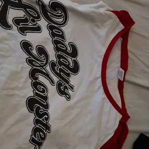 Daddy's little monster - Den är i XL men känns mer som M! Fint skick & kommer såklart strykas, pris exklusive frakt.