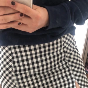 Kjol - Jättefin Penn svart rutig kjol. Köpte på NAKD för 350kr och säljer för 200kr. Men det går att pruta😊 storlek: 38