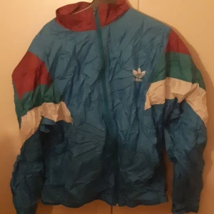 Adidas-tröja - Skriv för mer info/fler bilder! Finns i gbg men kan även skickas. Katt finns i hemmet!