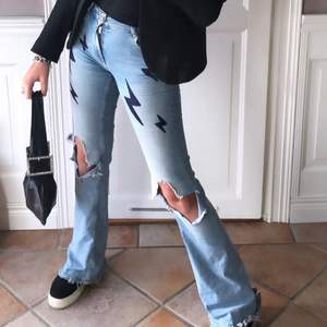 Blå bootcut jeans med hål och blixtrar! Skitsnygg och säljes billigt pga ett hål på en bakfickan (som lätt kan sys igen!) hålet visar inte rumpan hihi utan är bara på själva tyget på fickan