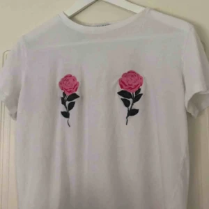  - T-shirt ifrån Nakd med blommor på. Superfin men inte riktigt min stil, frakt tillkommer! 🌸