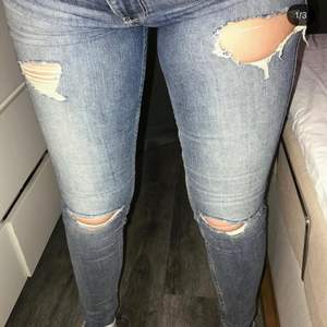 Säljer mina oanvända jeans från hollister pågrund av att jag har 2 par i samma storlek. Inga slitningar eller fläckar. Strl W27 L30 36/38. Nypris 599- mitt pris 180kr