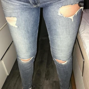 OANVÄNDA jeans strl 36/38 - Säljer mina oanvända jeans från hollister pågrund av att jag har 2 par i samma storlek. Inga slitningar eller fläckar. Strl W27 L30 36/38. Nypris 599- mitt pris 180kr