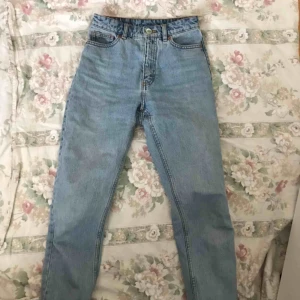  - Ett par mom-jeans från Monki i modellen kimono! Jag har broderat på insidan av gylfen (se bild) men det är inget som syns när man har på sig dem