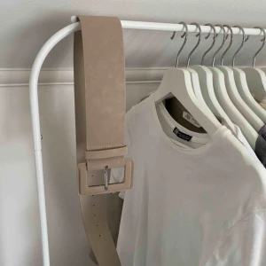  - Brett midjeskärp från Gina tricot som är slutsålt. Skärpet/bältet är i en clean mellan beige/brun. Perfekt för att komplettera en oversized outfit!  Säljes då jag aldrig fått användning för det. Är i storlek xs-s. Köparen står för frakt💕