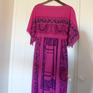  - Klänning i härlig rosa i tunt tyg perfekt på sommaren. Behövs sys i övre kanten och mitt på där den har öppnat sig i sömmen 