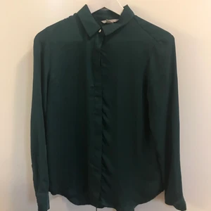 Mörkgrön blus med knappar. XS  - Nyskick! Passar en S också. Lose fit. 
