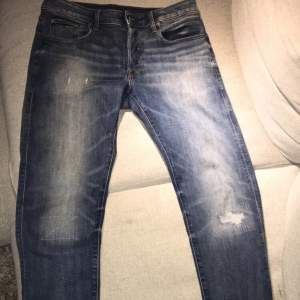 G-star raw jeans, modell 3301 slim, storlek 30/32, använda ett fåtal gånger, säljer pga fel storlek, nypris 1299 kr, säljer för 500 kr, bud från 300 kr