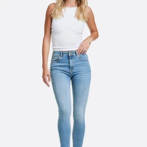 Skinnyjeans  - Säljer dessa skinny jeans i str S, från Bikbok. Gott skicka då dom endast är använda ca 5-6 gånger. Vid flera bilder skriv i chatt. Jag står för hälften av frakten! Nypris: 599kr💞