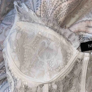  - Jättefin helt oanvänd spets body från madlady. Har string modell där bak & justerbara band 