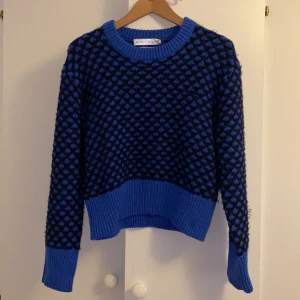 Superfin stickad tröja  - Jätteskön stickad tröja, endast använd 1 gång. Köpt för 1200kr. 