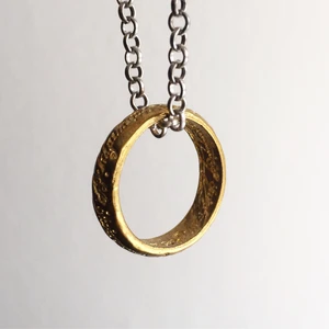 Halsband  - Halsband med Sagan om ringen inspiration. Skriv till mig vid intresse eller om du har några frågor☀️ Fraktkostnad tillkommer! 