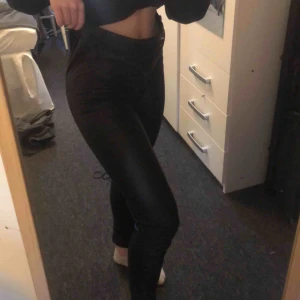  - (Fake) skinn tights ifrån Gina, säljes då dom är för stora. Köpare står för frakt