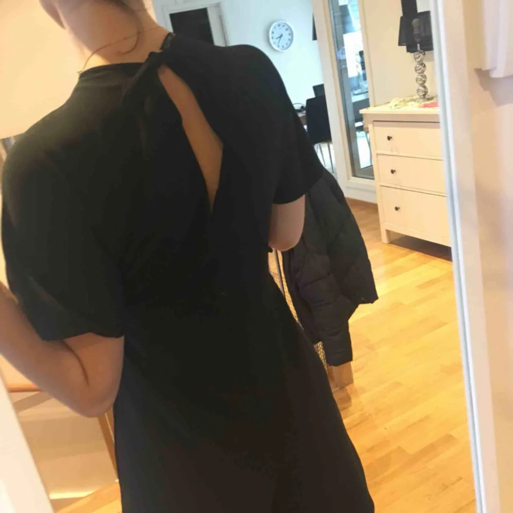 Playsuit från Zara, kan stylas med bälten eller bara h som den är, perfekt till sommarkvällar . Övrigt.