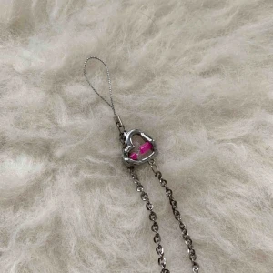  - hängsmycke, finns i Odenplan Stockholm, 10kr för porto.