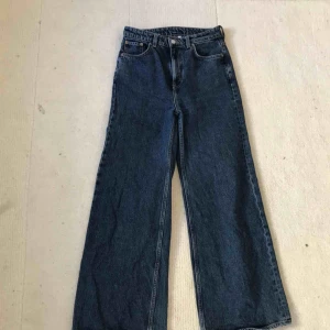  - Jeans från weekday i modellen Ace. Säljer pga de är för små, knappt använda så superbra skick! Frakt kostar 30kr. Köp!!