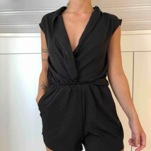  - Svart skön byxdress, Öppen i uringningen vilket gör att du kan styla den på många sätt!