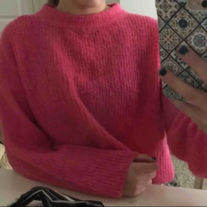  - Så fin stickad tröja med vida ärmar! Köpt på NA-KD och i bra skick! Storleken är xs men en s kan nog även passa! 