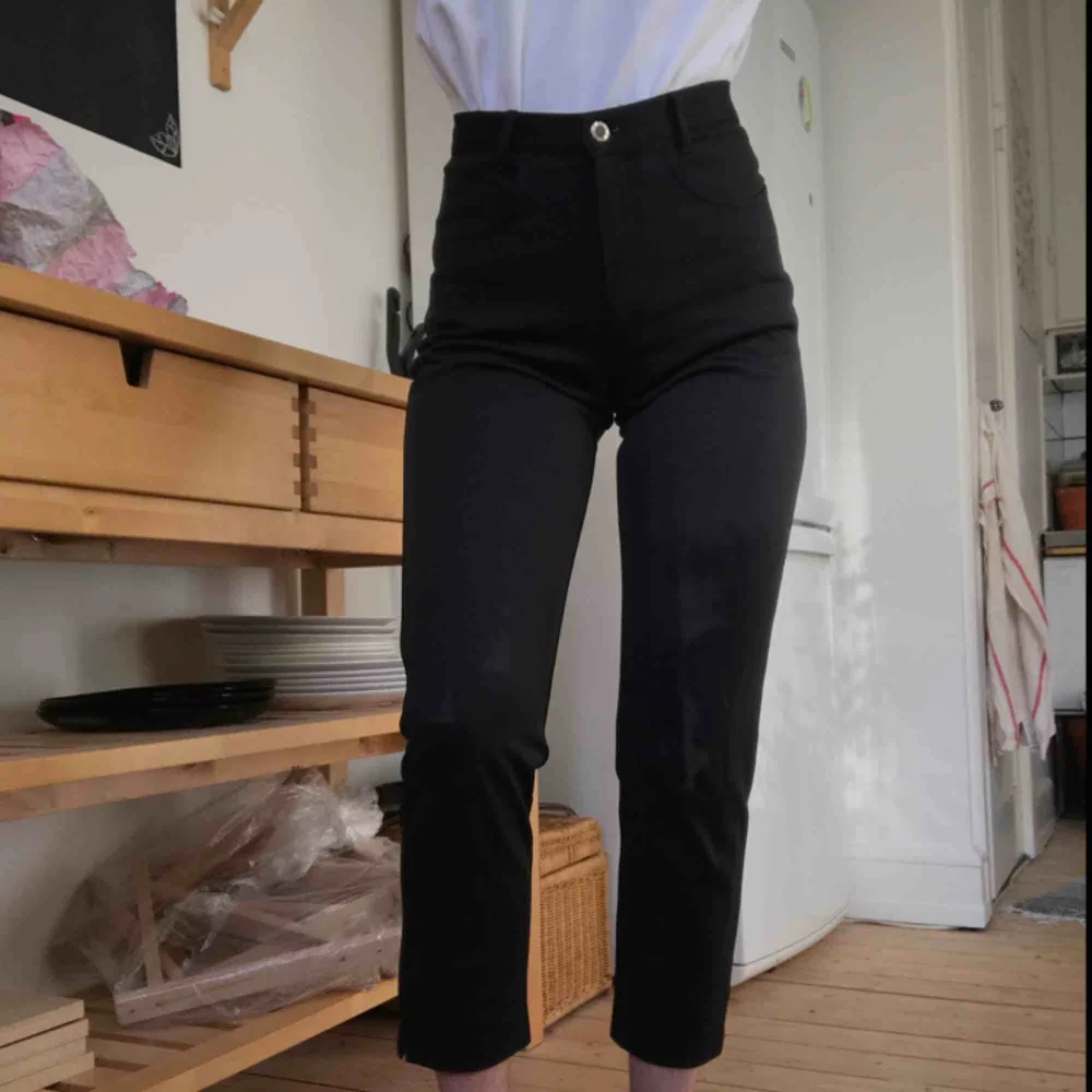 Super snygga och sköna svart byxor med en väldigt hög midja och snygga fickor. Frakt ingår🌱. Jeans & Byxor.