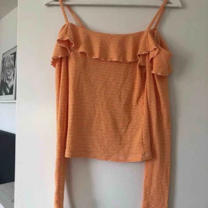  - Säljer en of shoulder tröja med en söt volang runt. Den är som ny. Köparen står för frakten!  