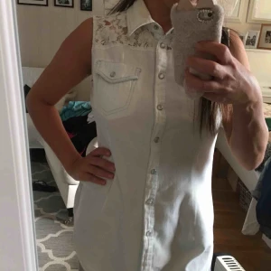  - Supersnygg halv skjorta med spets! Man kan bära den på flera olika sätt. 