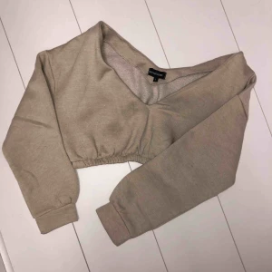  - Croppad sweatshirt. Använd 1 gång