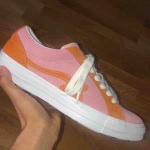  - Converse X GOLF le FLEUR* Candy Pink. Använda några gånger endast. Låda och dustbag till kommer. Väldigt sällsynta och är värda 1400 kr  Frakt på 75kr och skorna kan betalas med swish