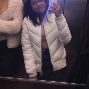  - En vit svea dunjacka, använt 3 gånger, säljer den pga av den är för stor för mig. 