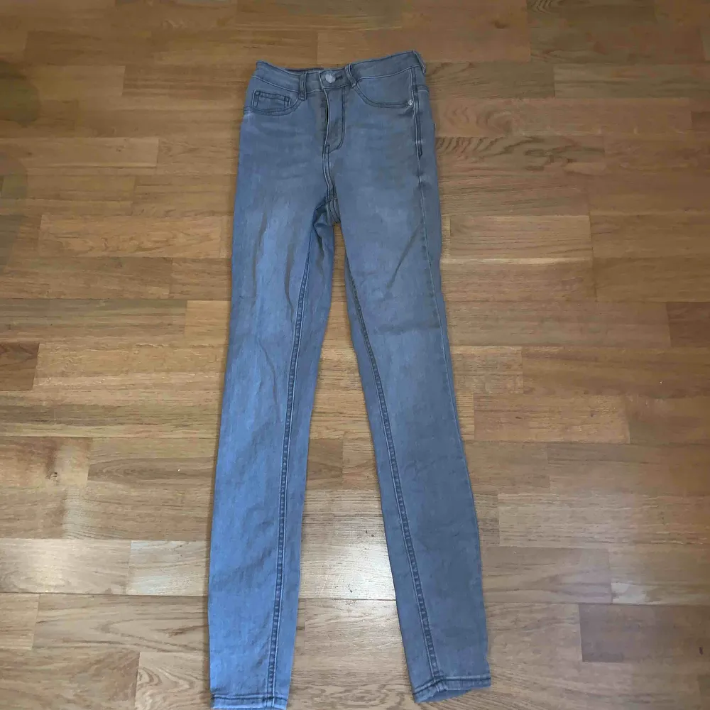 Jeans från Gina tricot Storlek: XS Frakt: 39kr Bra skick. Jeans & Byxor.