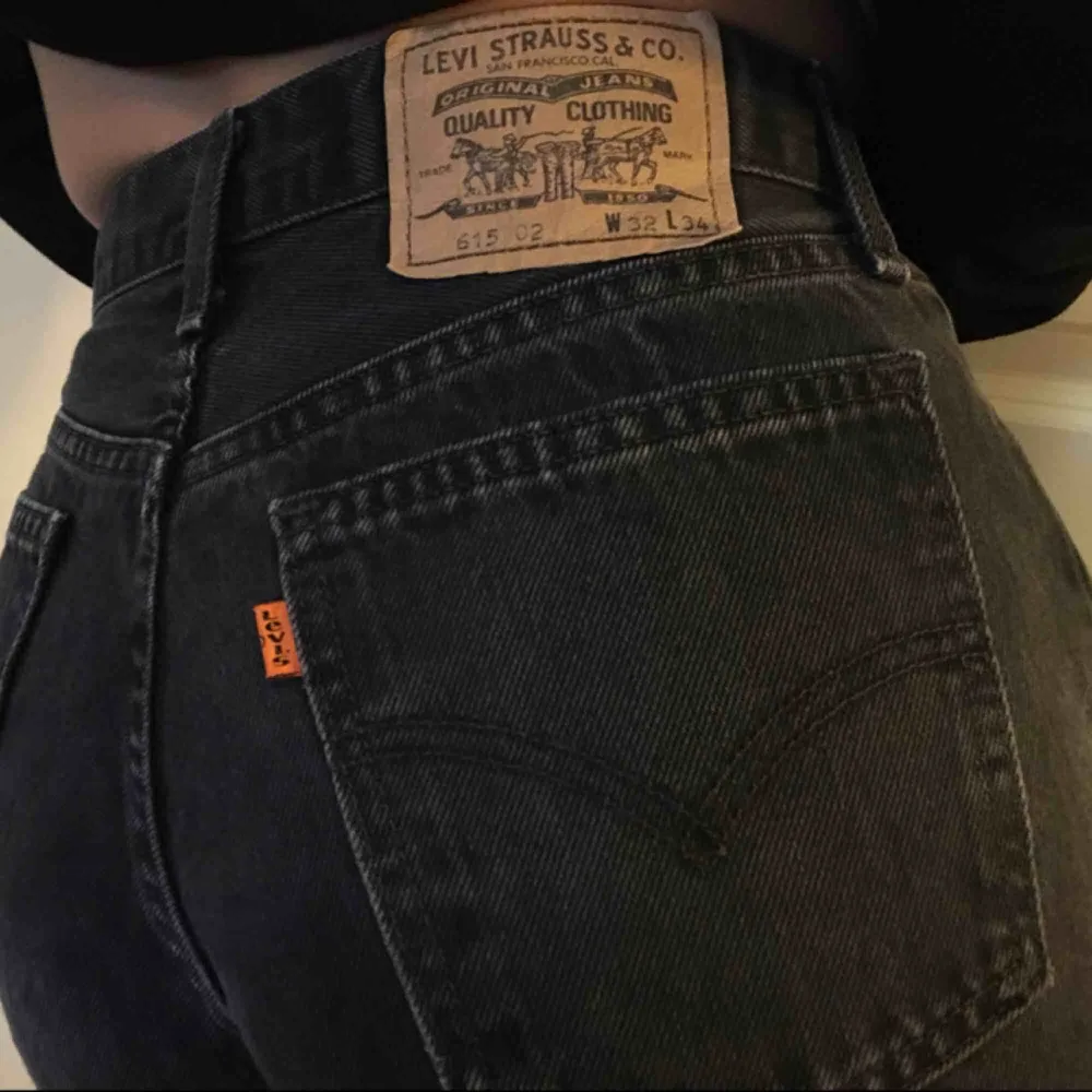 Skitsnygga svarta levis jeans! Storleken på bild nr3 är lite off, modellen har vanligtvis storlek 29-30:)  fit:mom jeans/boyfriend jeans. Jeans & Byxor.