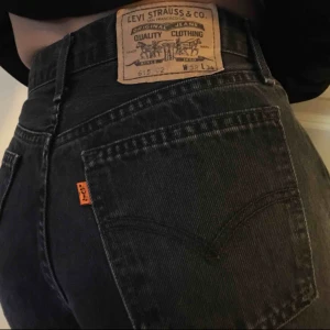  - Skitsnygga svarta levis jeans! Storleken på bild nr3 är lite off, modellen har vanligtvis storlek 29-30:)  fit:mom jeans/boyfriend jeans