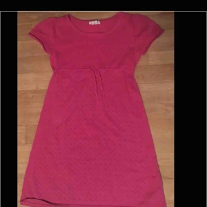  - Klänning i mjukt stickat tyg 