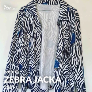  - Supercool zebrajacka med blåa rosor!