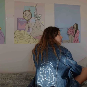  - Unik vintage jeansjacka med handmålad design. Den går att tvätta i tvätt maskinen. Storleken är M/L men tjejen på bilden har XS så den passar de flesta kroppar