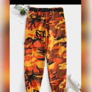  - Helt ny Camo pocket Belted Jogger pants från ZAFUL. Köparen står för frakt.