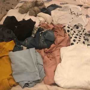  - De flesta kläder är bara provad eller är nästan oanvänd, några är helt nya. Det finns vissa accessoar som är också ganska nya, jag bjuder dem när du köper klädpaket.  Gratis frakt till hela Sverige.