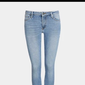  - Säljer ett par jeans som tyvärr inte kommer till användning, köpta för 600kr. Hör av er för fler bilder!