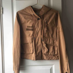  - Storlek M, men kan definitivt passa någon med storleken S eller XS (lite oversize).