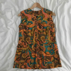  - Groovy vintage tunika/kortkortklänning. Köpt på secondhand så vet ej när den är ifrån men uppskattningsvis sent 60-tal/tidigare 70-tal.  Väldigt kort och går precis över rumpan på mig som är 160.   350kr + frakt  Pm för mer info/bilder! 🤘🏼