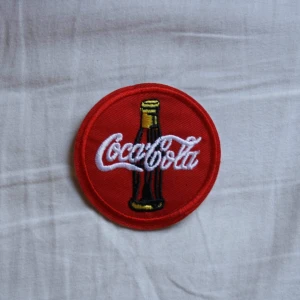 Patch - Tygmärke med Coca Cola på JUST NU ENBART FÖR 29 KR INKLUDERAT  FRAKT. GÄLLER T.OM 5/5-2019 