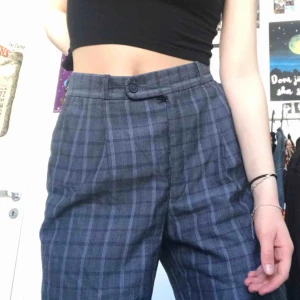  - Rutiga kostymbyxor! Storleken är oklar men skulle säga typ en W30. Långa så jag som är 160 cm viker upp dem. Frakt ingår i priset✨