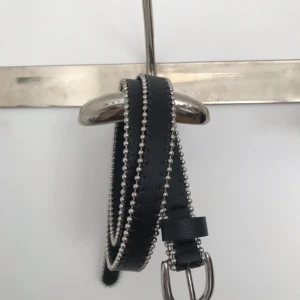  - Svart skärp med silvriga pärlor, köpt på stradivarius i London. Aldrig användt, fint skick!