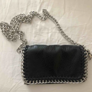  - Svart väska med läderimitation från scorett. Frakt tillkommer. Lite limm inne i väskan men syns inte utanpå känns bara på insidan 