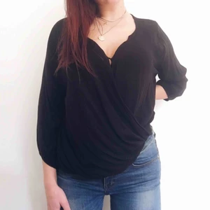  - Svart omlott tröja med tre kvarts ärm. Material: Viscose