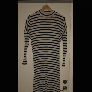  - Superskön klänning! Hänger rakt på kroppen. Perfekt för sommarkvällar då den värmer med långa ärmar, samtidigt som den är luftig och skön! Storlek M, från Monki. 