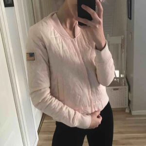  - En snygg ljusrosa jacka från Svea. Använd en vårsäsong, men i relativt bra skick. Köparen står för frakt:)