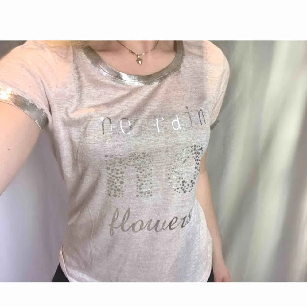 T-shirt med text-tryck på👚 ✨ ”No rain No flowers” Aldrig använd. Lappen kvar.  (Nypris: vet ej). T-shirts.