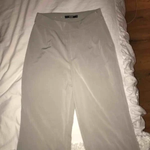  - Gråa raka byxor från Bik Bok! Är i jätteskönt material men är lite nött på sidorna.