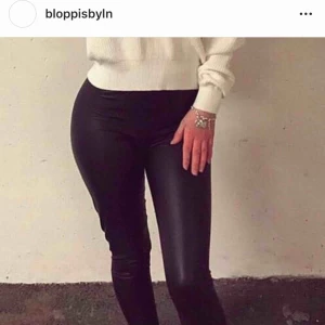  - Jag säljer mina superfina skinnbyxor i storlek XS från Ginatricot, dom sitter superfint och är lite mer åt det matta hållet 😍 Hör av er vid intresse! 🌸